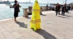 Italiens Regierungschefin kündigt Burka-Verbot an Schulen an