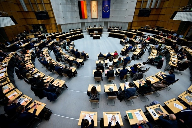 Bild vergr&ouml;&szlig;ern: Hochrechnungen: Linkspartei gewinnt Abgeordnetenhauswahl in Berlin klar vor CDU