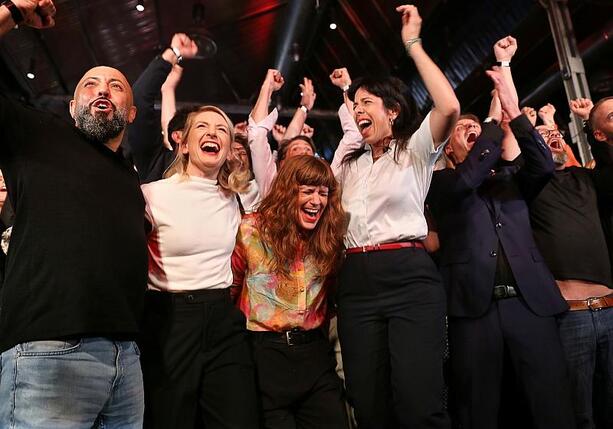 Bild vergr&ouml;&szlig;ern: Linke gewinnt Wahl in Berlin - CDU muss in MV bangen