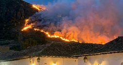 Waldbrand in Kolumbien bedroht bei Touristen beliebte Andenstadt Villa de Leyva