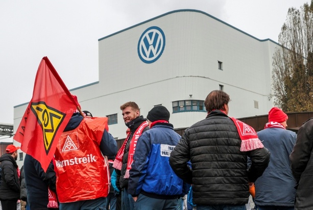 Bild vergr&ouml;&szlig;ern: Proteste bei Herstellern und Zulieferern: Automobil-Aktionstag der IG Metall