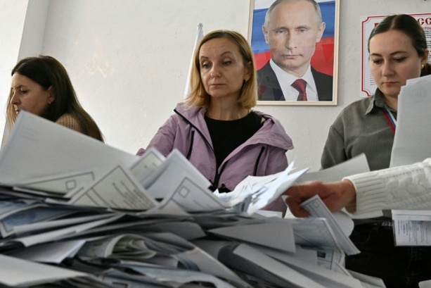 Bild vergr&ouml;&szlig;ern: Teilergebnisse: Putins Partei siegt bei Parlamentswahl in Russland