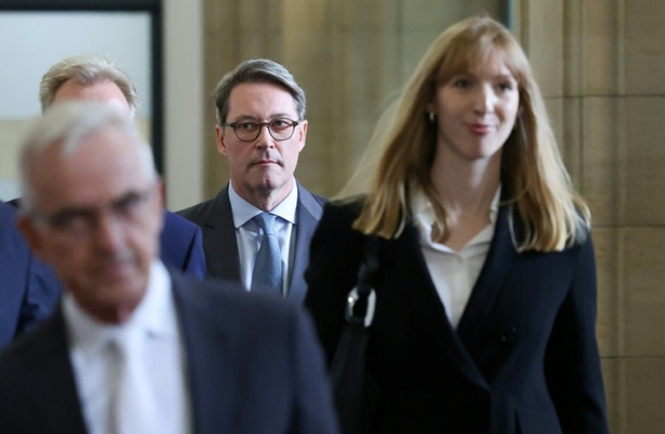 Bild vergr&ouml;&szlig;ern: Vorwurf Falschaussage zu Maut: Prozess gegen früheren Minister Scheuer begonnen