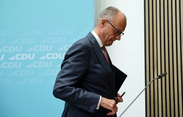 Bild vergr&ouml;&szlig;ern: CDU-Wahlfiasko: Merz will umsteuern - SPD mahnt Änderungen bei Reformen an