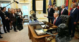 Nach Hausverbot für CNN: Große US-Sender schränken Berichterstattung über Trump ein