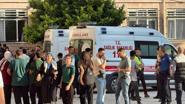 Bild vergr&ouml;&szlig;ern: Schüsse vor Schule in der Türkei: Mindestens acht Verletzte