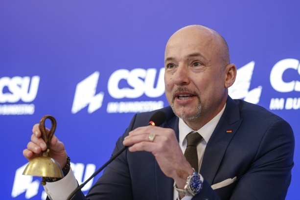 Bild vergr&ouml;&szlig;ern: Debatte um Merz-Äußerungen zur Krankenversicherung - CSU lehnt Systemänderung ab