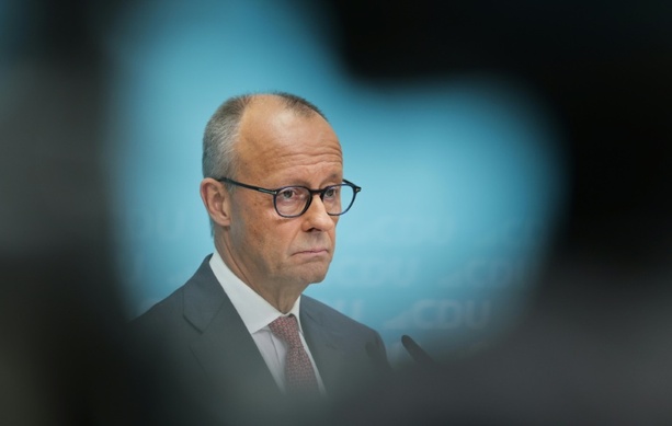Bild vergr&ouml;&szlig;ern: Demütig: Merz übt in Unionsfraktion Selbstkritik - und wirbt für Reformen