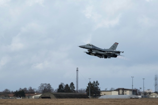 Bild vergr&ouml;&szlig;ern: Absturz von Kampfjet auf US-Stützpunkt Spangdahlem: Ermittlungen zu Ursache laufen