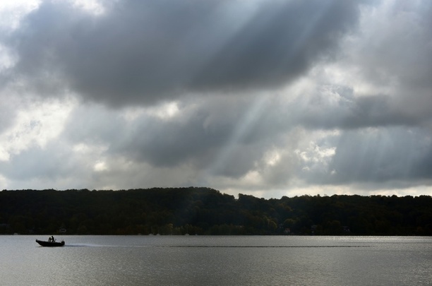 Bild vergr&ouml;&szlig;ern: Seit Tagen vermisster Taucher tot aus Starnberger See geborgen