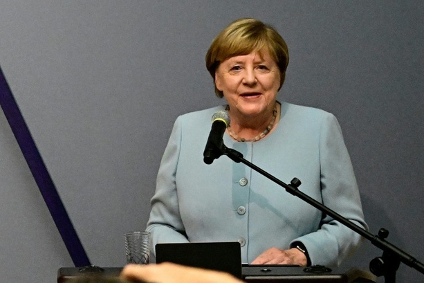 Bild vergr&ouml;&szlig;ern: Merkel unplugged: Ex-Kanzlerin startet Talkreihe mit Schulklassen