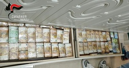Drei Millionen Euro in Wand versteckt: Italienische Polizei durchsucht Mafioso-Villa