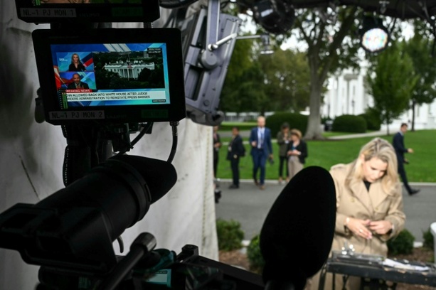 Bild vergr&ouml;&szlig;ern: Nach Gerichtsentscheid: CNN, MS NOW und Politico wieder zu Weißem Haus zugelassen