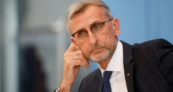 SPERRFRIST FREITAG 00.01 UHR: Sachsens Innenminister stellt Grundrecht auf Asyl in Frage