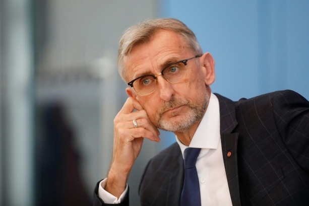 Bild vergr&ouml;&szlig;ern: SPERRFRIST FREITAG 00.01 UHR: Sachsens Innenminister stellt Grundrecht auf Asyl in Frage