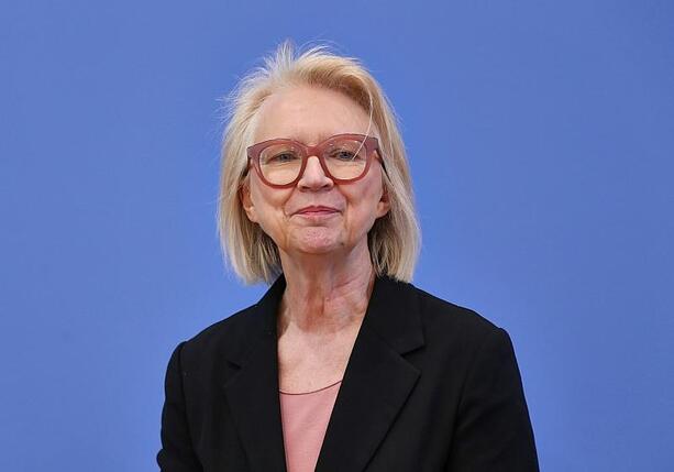 Bild vergr&ouml;&szlig;ern: Schnitzer kritisiert Tankrabatt und Rentenreform