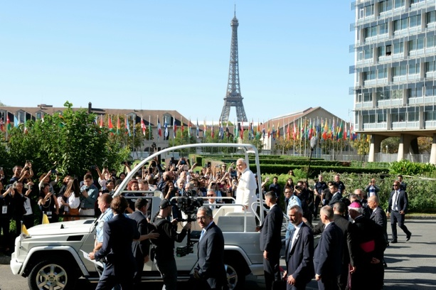 Bild vergr&ouml;&szlig;ern: Papst Leo XIV. grüßt von Papamobil aus Menschenmengen in Paris