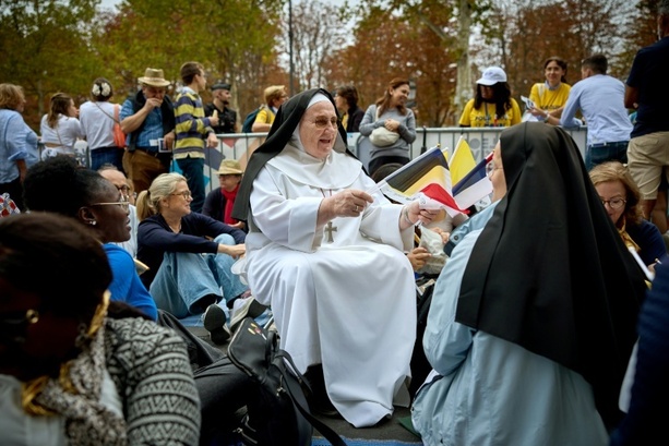 Bild vergr&ouml;&szlig;ern: Hunderttausende strömen in Paris zur Freiluft-Messe mit Papst Leo XIV.