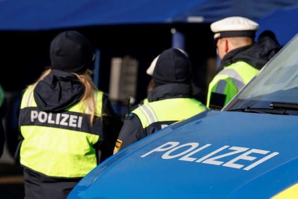 Bild vergr&ouml;&szlig;ern: Toter in Grundstückseinfahrt in Bayern entdeckt - Kriminalpolizei ermittelt