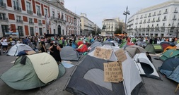 Regisseur Almodóvar besucht Madrider Protestcamp gegen Wohnungsnot