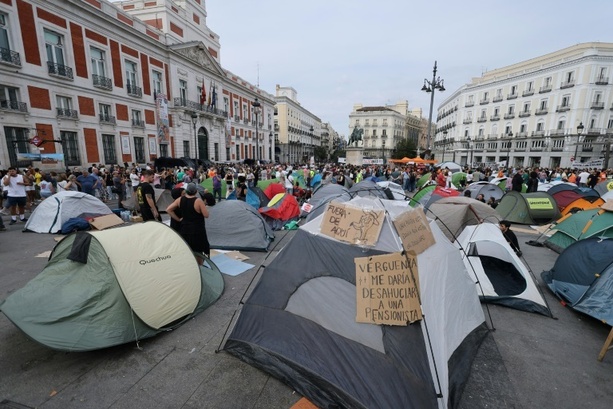 Bild vergr&ouml;&szlig;ern: Regisseur Almodóvar besucht Madrider Protestcamp gegen Wohnungsnot