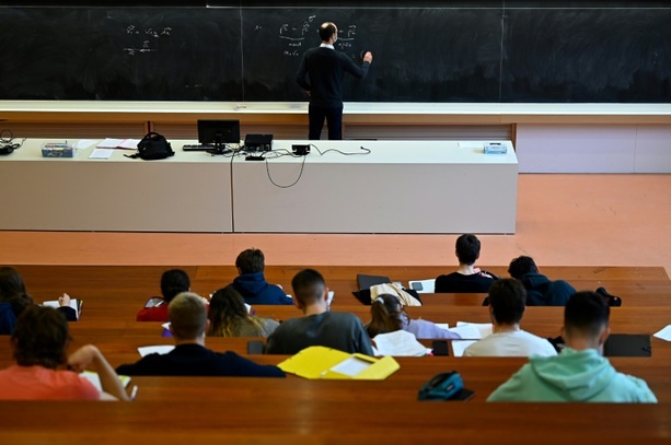 Bild vergr&ouml;&szlig;ern: Professoren an deutschen Universitäten nehmen weniger Drittmittel ein