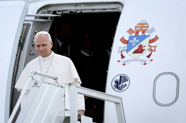Bild vergr&ouml;&szlig;ern: Technikbegeisterter Papst Leo XIV. verbringt Flug nach Metz im Cockpit