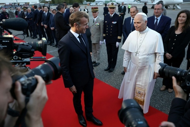Bild vergr&ouml;&szlig;ern: Papst nach viertägigem Frankreich-Besuch nach Rom aufgebrochen