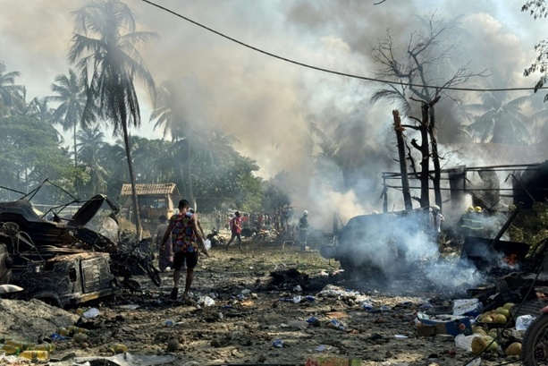 Bild vergr&ouml;&szlig;ern: Rettungskräfte: Zahl der Toten bei Angriff der Armee auf Markt in Myanmar auf 50 gestiegen