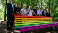 Gedenkort nach CSD-Anschlag: Regenbogenbank in Berlin schon wieder beschädigt