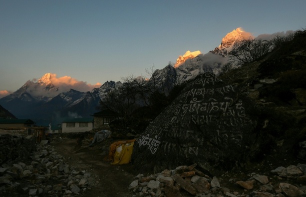 Bild vergr&ouml;&szlig;ern: Suche nach zwölf Vermissten nach Lawinenunglück in Nepal abgebrochen