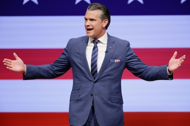 Bild vergr&ouml;&szlig;ern: US-Verteidigungsminister Hegseth: Zahl der Offiziere um 20 Prozent reduziert