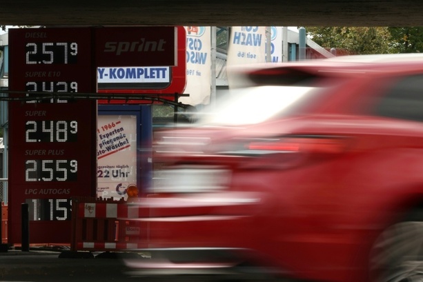 Bild vergr&ouml;&szlig;ern: Ökonomen kritisieren Tankrabatt weiterhin scharf
