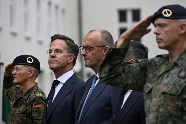 Bild vergr&ouml;&szlig;ern: Merz mit Nato-Generalsekretär Rutte beim deutsch-niederländischen Korps
