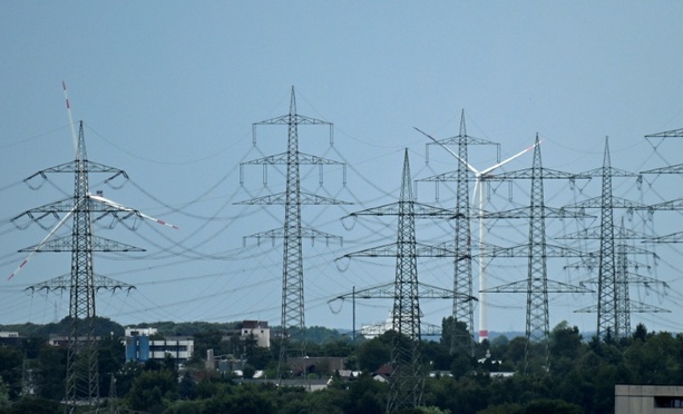 Bild vergr&ouml;&szlig;ern: Strompreise dürften leicht steigen: Übertragungsnetzentgelte werden 2027 angehoben
