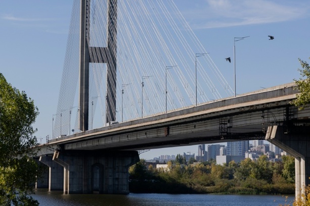 Bild vergr&ouml;&szlig;ern: Wichtige Brücke und Atomforschungsanlage in Kiew bei russischen Angriffen getroffen