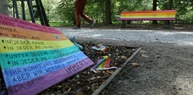 Gedenkort nach CSD-Anschlag: Regenbogenbank in Berliner Tiergarten beschmiert