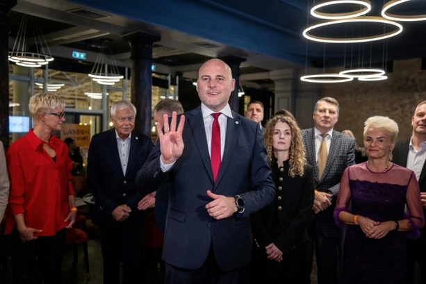 Bild vergr&ouml;&szlig;ern: Nachwahlbefragungen: Pro-EU-Partei von Lettlands Regierungschef liegt vorn