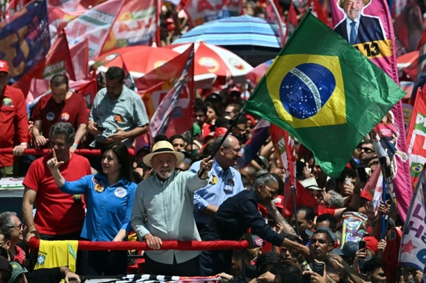 Bild vergr&ouml;&szlig;ern: Brasilien: Lula und Bolsonaro halten Abschlusskundgebungen vor Präsidentenwahl