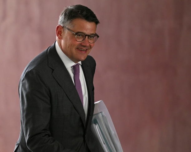 Bild vergr&ouml;&szlig;ern: Ministerpräsident Rhein will Tankrabatt bis ins Jahr 2027 laufen lassen