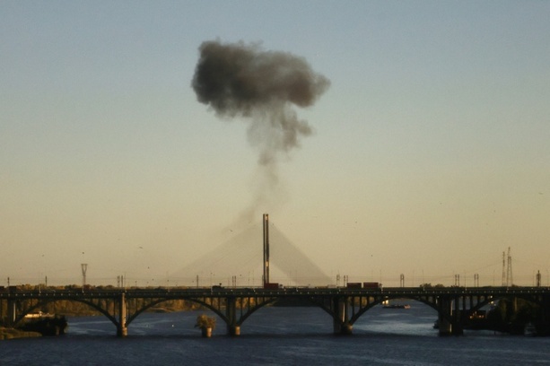 Bild vergr&ouml;&szlig;ern: Bürgermeister: Russischer Drohnen-Angriff auf Brücke in Kiew während Merz-Besuchs