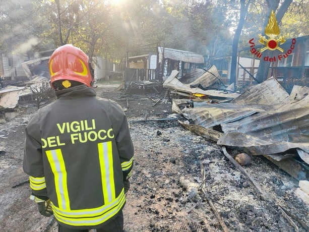 Bild vergr&ouml;&szlig;ern: Feuer auf Campingplatz am Gardasee - Vier Feuerwehrleute aus Hessen helfen löschen