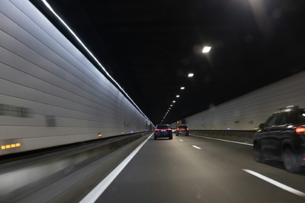 Bild vergr&ouml;&szlig;ern: Preisabstand zwischen neuen E-Autos und Verbrennern laut Auswertung geschrumpft