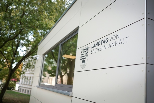 Bild vergr&ouml;&szlig;ern: Konstituierende Landtagssitzung in Sachsen-Anhalt begonnen
