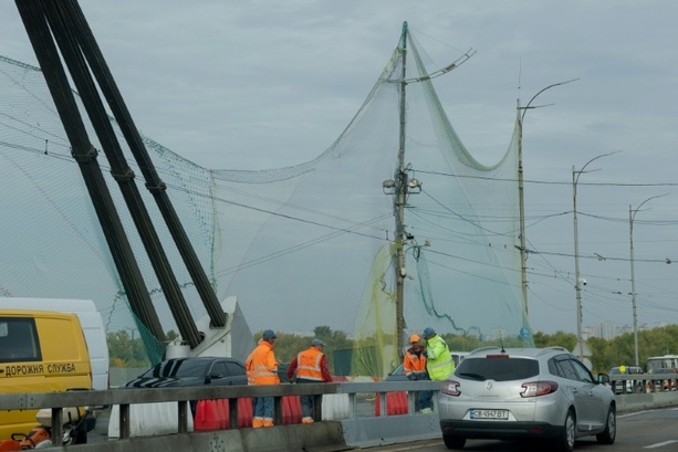 Bild vergr&ouml;&szlig;ern: Erstmals in Kiew: Netze zum Schutz vor Drohnen an wichtiger Brücke angebracht