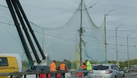Erstmals in Kiew: Netze zum Schutz vor Drohnen an wichtiger Brücke angebracht