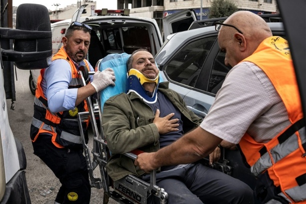 Bild vergr&ouml;&szlig;ern: Israelische Siedler greifen AFP-Journalisten an und verletzten einen Fotografen