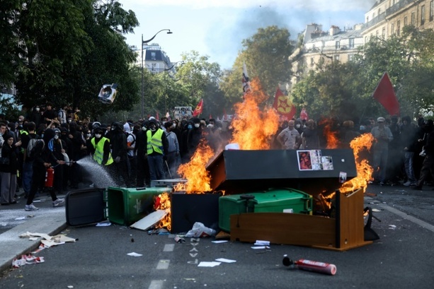Bild vergr&ouml;&szlig;ern: Regierungskreise: Macron berät mit wichtigen Ministern über Schülerproteste