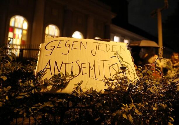 Bild vergr&ouml;&szlig;ern: Rabbiner und Bischöfe für Antisemitismusschutz in Berlins Verfassung