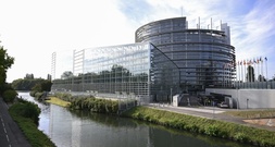 Statue eines nackten Donald Trump sorgt für Aufsehen im EU-Parlament